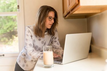 ¿Se puede ser directivo y trabajar desde casa?